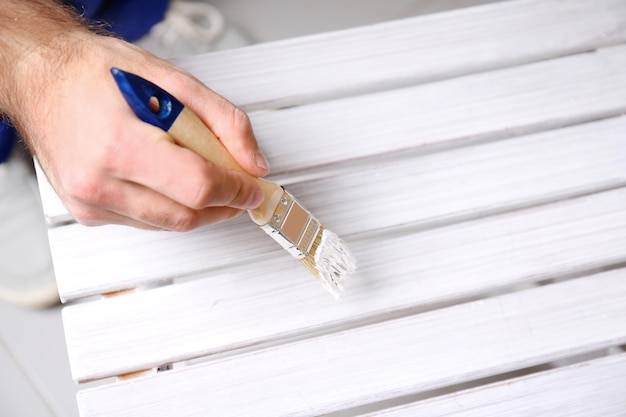 Czym pomalować meble z palet na biało aby uzyskać trwały efekt?