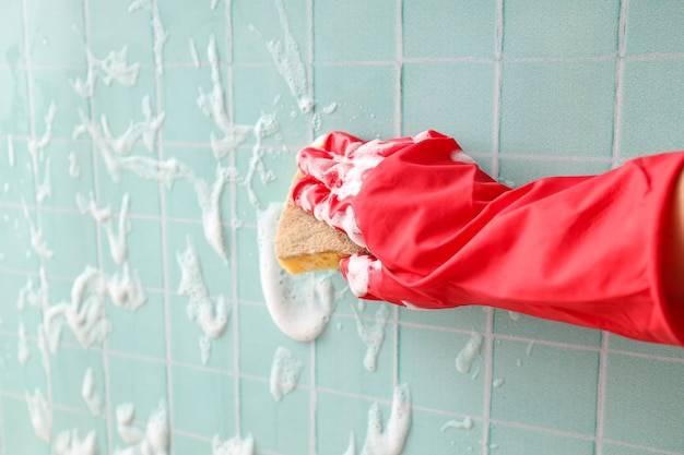 Czym umyć kafelki przed malowaniem żeby osiągnąć dobry efekt?