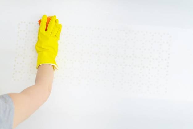 Czym zmywać ściany przed malowaniem?