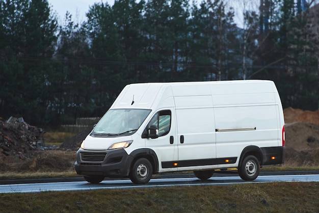 Dlaczego Iveco Euro Cargo 75E15 to popularny samochód dostawczy?