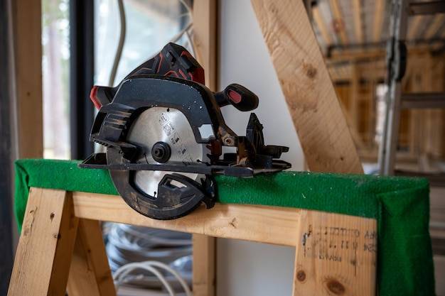 Jak sprawdza się piła przecinarka Euro Shatal PS352 90 przy cięciu różnych materiałów?