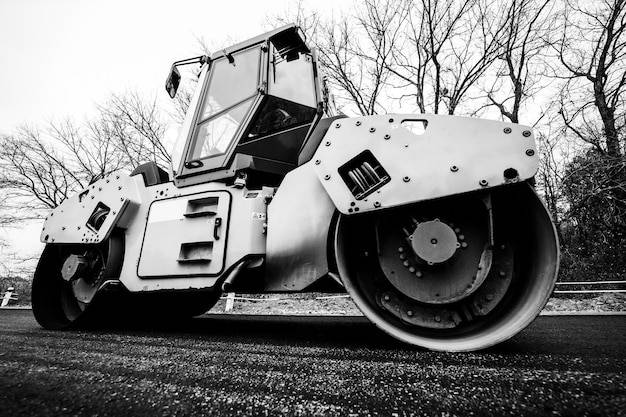 Jak sprawdza się walec Bomag BW100 AD 4 z 2008 roku na placu budowy?