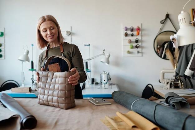 Jak uszyć poduszkę na ławkę do ogrodu?