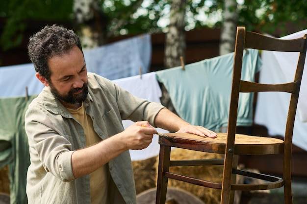 Jak zrobić fotel na balkon z dostępnych materiałów?