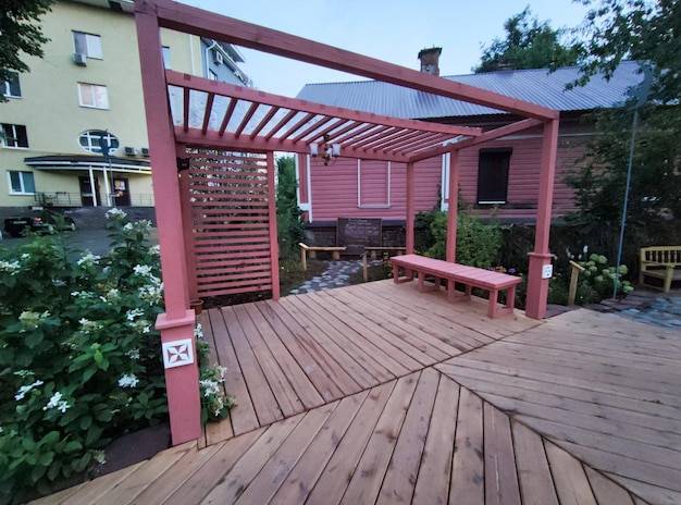 Jaka podłoga do altanki sprawdzi się na działce?