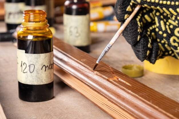 Jaki olej do drewna wybrać do domowych zastosowań?