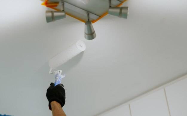 Czy umyć sufit przed malowaniem?