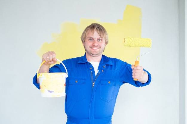 Ile zarabia malarz pokojowy w Polsce i od czego to zależy?