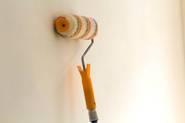 Jak malować pokój wałkiem żeby uzyskać równą powierzchnię?