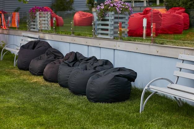 Jak przechowywać poduszki ogrodowe zimą żeby nie straciły świeżości?