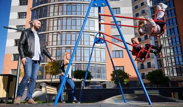 Jak samemu zbudować plac zabaw na własnej działce?