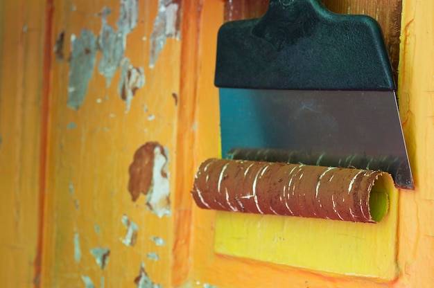 Jak skutecznie zmyć farbę z drzwi bez uszkodzeń?