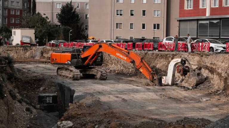 Ile kosztuje wynajem agregatu prądotwórczego i co wpływa na końcową cenę?