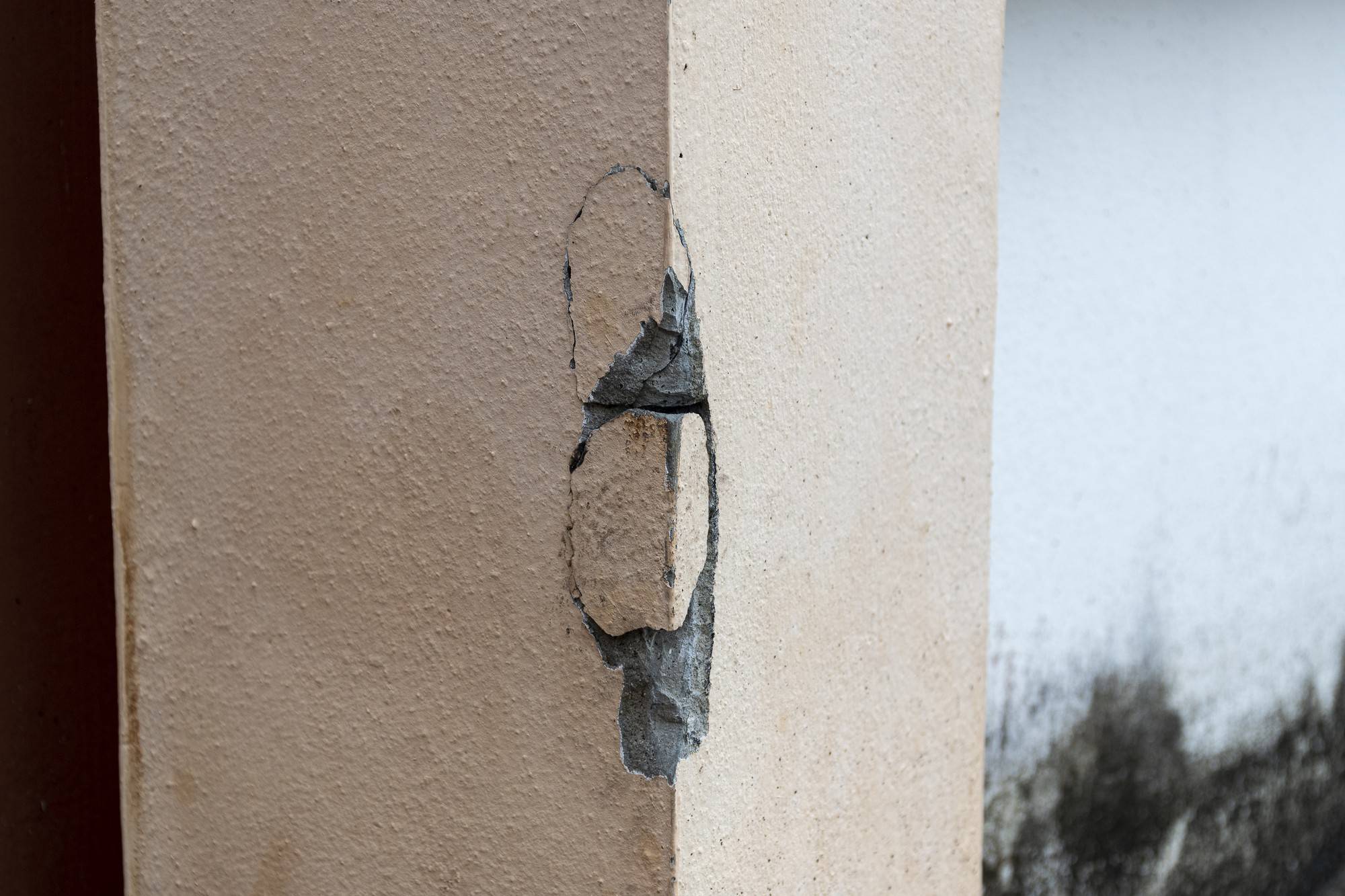 Jak zaszpachlować ubytki w ścianie samodzielnie?